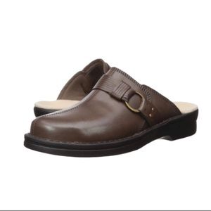 CLARKS Patty Lorene Leather Clogs in Taupe